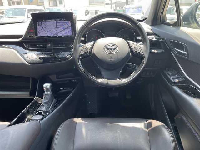 トヨタ Ｃ－ＨＲ G 静岡県 2018(平30)年 4.6万km ホワイトパールクリスタルシャイン 純正メモリナビ・フルセグTV/DVD/CD/SD/Bluetooth/純正18インチアルミホイール/TOYOTA Safety Sense/・レーダークルーズ コントロール/・プリクラッシュセーフティ/・レーントレーシングアシスト/・レーンディパーチャーアラート/・ロードサインアシスト/・先行車発進告知機能/・オートマチックハイビーム/バックカメラ/ハーフレザーシート/シートヒーター/LEDライト/スマートキー2個/プッシュスタート/ビルトインETC/新車時保証書/取扱説明書/ナビ取扱説明書