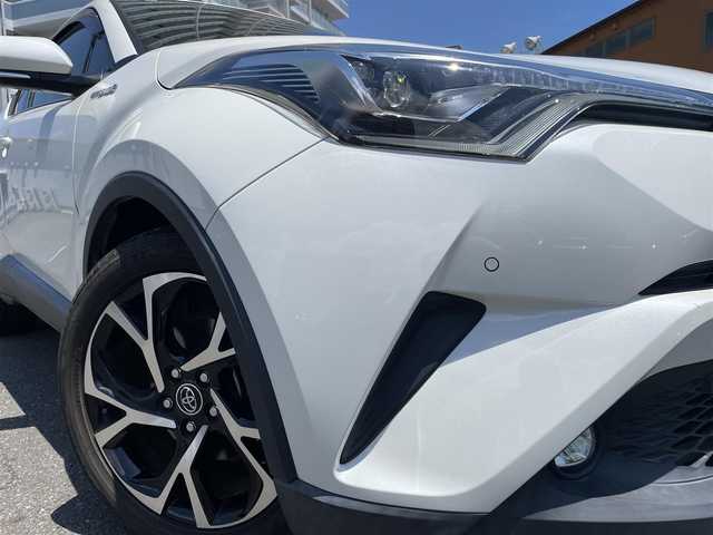 トヨタ Ｃ－ＨＲ G 静岡県 2018(平30)年 4.6万km ホワイトパールクリスタルシャイン 純正メモリナビ・フルセグTV/DVD/CD/SD/Bluetooth/純正18インチアルミホイール/TOYOTA Safety Sense/・レーダークルーズ コントロール/・プリクラッシュセーフティ/・レーントレーシングアシスト/・レーンディパーチャーアラート/・ロードサインアシスト/・先行車発進告知機能/・オートマチックハイビーム/バックカメラ/ハーフレザーシート/シートヒーター/LEDライト/スマートキー2個/プッシュスタート/ビルトインETC/新車時保証書/取扱説明書/ナビ取扱説明書
