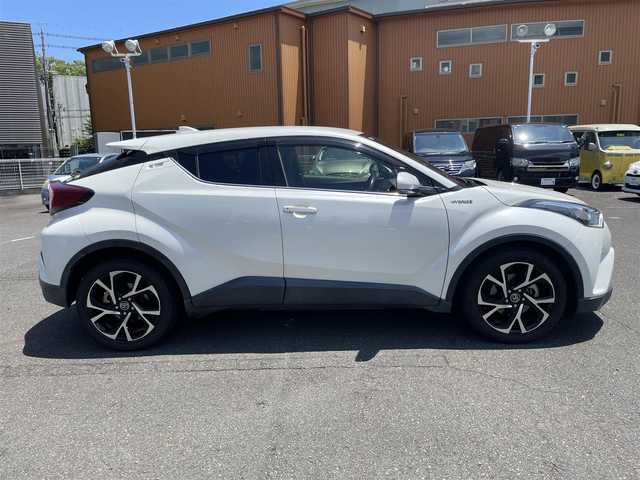 トヨタ Ｃ－ＨＲ G 静岡県 2018(平30)年 4.6万km ホワイトパールクリスタルシャイン 純正メモリナビ・フルセグTV/DVD/CD/SD/Bluetooth/純正18インチアルミホイール/TOYOTA Safety Sense/・レーダークルーズ コントロール/・プリクラッシュセーフティ/・レーントレーシングアシスト/・レーンディパーチャーアラート/・ロードサインアシスト/・先行車発進告知機能/・オートマチックハイビーム/バックカメラ/ハーフレザーシート/シートヒーター/LEDライト/スマートキー2個/プッシュスタート/ビルトインETC/新車時保証書/取扱説明書/ナビ取扱説明書