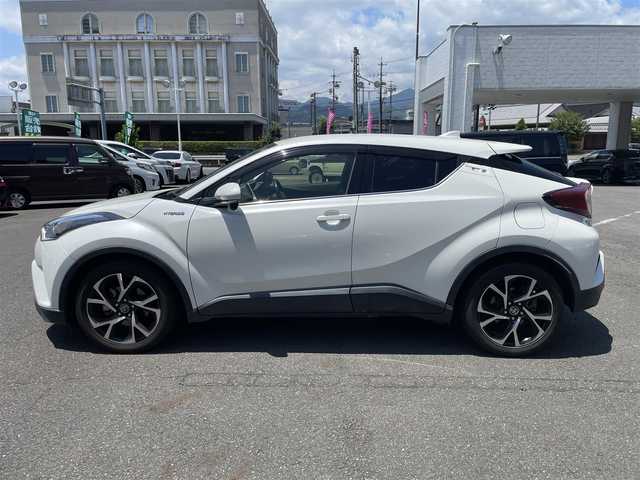 トヨタ Ｃ－ＨＲ G 静岡県 2018(平30)年 4.6万km ホワイトパールクリスタルシャイン 純正メモリナビ・フルセグTV/DVD/CD/SD/Bluetooth/純正18インチアルミホイール/TOYOTA Safety Sense/・レーダークルーズ コントロール/・プリクラッシュセーフティ/・レーントレーシングアシスト/・レーンディパーチャーアラート/・ロードサインアシスト/・先行車発進告知機能/・オートマチックハイビーム/バックカメラ/ハーフレザーシート/シートヒーター/LEDライト/スマートキー2個/プッシュスタート/ビルトインETC/新車時保証書/取扱説明書/ナビ取扱説明書