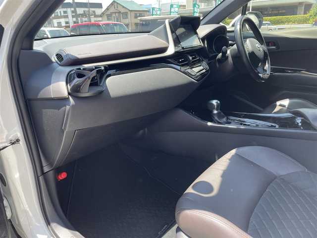 トヨタ Ｃ－ＨＲ G 静岡県 2018(平30)年 4.6万km ホワイトパールクリスタルシャイン 純正メモリナビ・フルセグTV/DVD/CD/SD/Bluetooth/純正18インチアルミホイール/TOYOTA Safety Sense/・レーダークルーズ コントロール/・プリクラッシュセーフティ/・レーントレーシングアシスト/・レーンディパーチャーアラート/・ロードサインアシスト/・先行車発進告知機能/・オートマチックハイビーム/バックカメラ/ハーフレザーシート/シートヒーター/LEDライト/スマートキー2個/プッシュスタート/ビルトインETC/新車時保証書/取扱説明書/ナビ取扱説明書