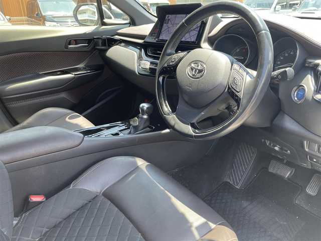 トヨタ Ｃ－ＨＲ G 静岡県 2018(平30)年 4.6万km ホワイトパールクリスタルシャイン 純正メモリナビ・フルセグTV/DVD/CD/SD/Bluetooth/純正18インチアルミホイール/TOYOTA Safety Sense/・レーダークルーズ コントロール/・プリクラッシュセーフティ/・レーントレーシングアシスト/・レーンディパーチャーアラート/・ロードサインアシスト/・先行車発進告知機能/・オートマチックハイビーム/バックカメラ/ハーフレザーシート/シートヒーター/LEDライト/スマートキー2個/プッシュスタート/ビルトインETC/新車時保証書/取扱説明書/ナビ取扱説明書