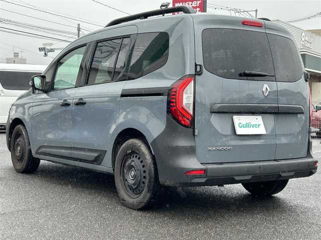 ルノー ルノー カングー ヴァリエテ 広島県 2023(令5)年 1.1万km グレー 200台限定車「ヴァリエテ」/・DANNERコラボCABANA製専用シートカバー/・マルチルーフレール/・置くだけ充電/純正ディスプレイオーディオ/（AppleCarPlay/AndroidAuto/Bluetooth）/バックカメラ/ETC/前後ドライブレコーダー/レーダークルーズコントロール/コーナーセンサー/ブラインドスポットモニター/電子パーキング/LEDヘッドライト/フォグランプ/純正フロアマット/レーンキープアシスト/オートライト/スペアキー/プッシュスタート