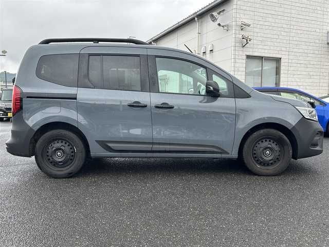 ルノー ルノー カングー ヴァリエテ 広島県 2023(令5)年 1.1万km グレー 200台限定車「ヴァリエテ」/・DANNERコラボCABANA製専用シートカバー/・マルチルーフレール/・置くだけ充電/純正ディスプレイオーディオ/（AppleCarPlay/AndroidAuto/Bluetooth）/バックカメラ/ETC/前後ドライブレコーダー/レーダークルーズコントロール/コーナーセンサー/ブラインドスポットモニター/電子パーキング/LEDヘッドライト/フォグランプ/純正フロアマット/レーンキープアシスト/オートライト/スペアキー/プッシュスタート