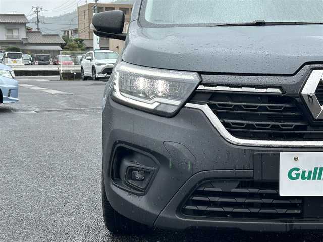 ルノー ルノー カングー ヴァリエテ 広島県 2023(令5)年 1.1万km グレー 200台限定車「ヴァリエテ」/・DANNERコラボCABANA製専用シートカバー/・マルチルーフレール/・置くだけ充電/純正ディスプレイオーディオ/（AppleCarPlay/AndroidAuto/Bluetooth）/バックカメラ/ETC/前後ドライブレコーダー/レーダークルーズコントロール/コーナーセンサー/ブラインドスポットモニター/電子パーキング/LEDヘッドライト/フォグランプ/純正フロアマット/レーンキープアシスト/オートライト/スペアキー/プッシュスタート