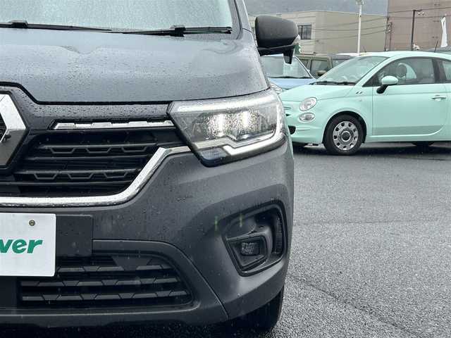 ルノー ルノー カングー ヴァリエテ 広島県 2023(令5)年 1.1万km グレー 200台限定車「ヴァリエテ」/・DANNERコラボCABANA製専用シートカバー/・マルチルーフレール/・置くだけ充電/純正ディスプレイオーディオ/（AppleCarPlay/AndroidAuto/Bluetooth）/バックカメラ/ETC/前後ドライブレコーダー/レーダークルーズコントロール/コーナーセンサー/ブラインドスポットモニター/電子パーキング/LEDヘッドライト/フォグランプ/純正フロアマット/レーンキープアシスト/オートライト/スペアキー/プッシュスタート