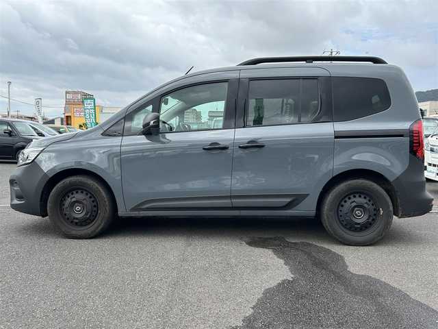 ルノー ルノー カングー ヴァリエテ 広島県 2023(令5)年 1.1万km グレー 200台限定車「ヴァリエテ」/・DANNERコラボCABANA製専用シートカバー/・マルチルーフレール/・置くだけ充電/純正ディスプレイオーディオ/（AppleCarPlay/AndroidAuto/Bluetooth）/バックカメラ/ETC/前後ドライブレコーダー/レーダークルーズコントロール/コーナーセンサー/ブラインドスポットモニター/電子パーキング/LEDヘッドライト/フォグランプ/純正フロアマット/レーンキープアシスト/オートライト/スペアキー/プッシュスタート