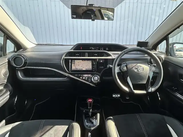 トヨタ アクア G G’s 滋賀県 2015(平27)年 2.1万km グレーメタリック 純正SDナビ/・フルセグTV/・FM/・AM/・CD/・DVD/・Bluetooth/・SD/バックカメラ/ドライブレコーダー/ビルトインETC/ハーフレザーシート/シートヒーター/革巻きステアリング/プリクラッシュセーフティ/クルーズコントロール/横滑り防止装置/LEDヘッドライト/オートライト/フォグランプ/電格ウィンカーミラー/プッシュスタート/スマートキー