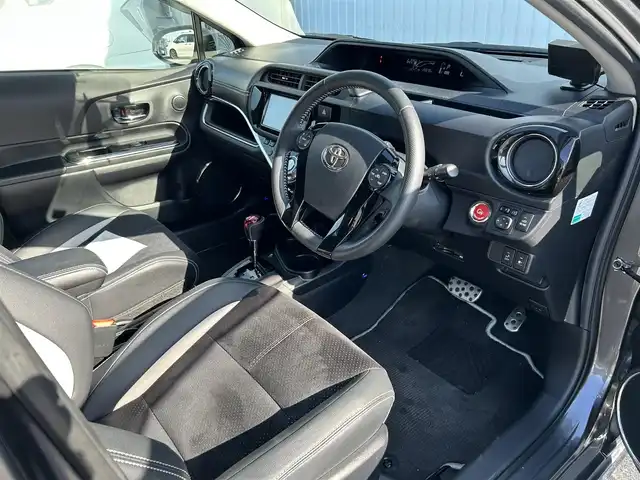 トヨタ アクア G G’s 滋賀県 2015(平27)年 2.1万km グレーメタリック 純正SDナビ/・フルセグTV/・FM/・AM/・CD/・DVD/・Bluetooth/・SD/バックカメラ/ドライブレコーダー/ビルトインETC/ハーフレザーシート/シートヒーター/革巻きステアリング/プリクラッシュセーフティ/クルーズコントロール/横滑り防止装置/LEDヘッドライト/オートライト/フォグランプ/電格ウィンカーミラー/プッシュスタート/スマートキー