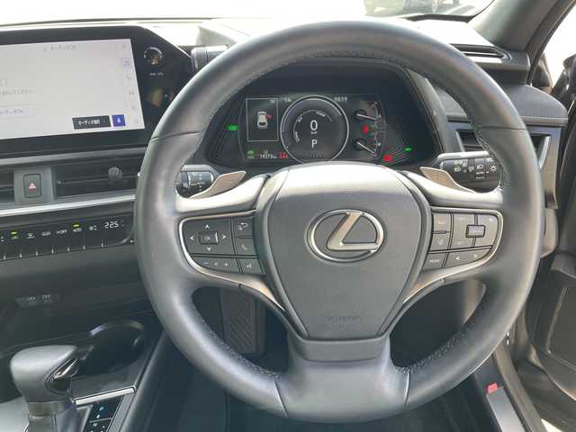 レクサス ＵＸ 250h バージョンL 愛知県 2023(令5)年 2万km ソニックチタニウム レクサスセーフティセンス/純正12.3型ディスプレイオーディオナビ/三眼LEDヘッドライト/全方位カメラ/本革レザー/レーダークルーズコントロール/シートヒーター/エアシート/バックカメラ/電動リアゲート/パワーシート/コーナーセンサー/純正アルミホイール/ETC2.0/ブラインドスポットモニター/ステアリングヒーター/レーンキープアシスト/オートマチックハイビーム/ドライブレコーダー/衝突軽減システム/フルセグ/Bluetooth/ステアリングスイッチ/スマートキー/プッシュスタート