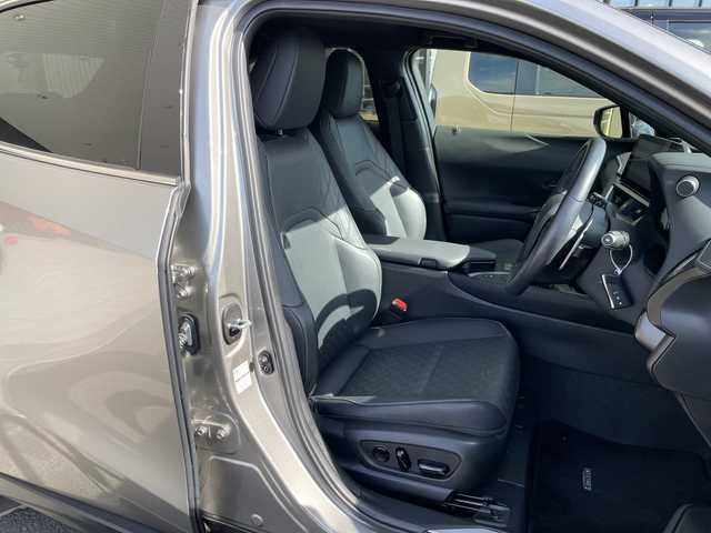 レクサス ＵＸ 250h バージョンL 愛知県 2023(令5)年 2万km ソニックチタニウム レクサスセーフティセンス/純正12.3型ディスプレイオーディオナビ/三眼LEDヘッドライト/全方位カメラ/本革レザー/レーダークルーズコントロール/シートヒーター/エアシート/バックカメラ/電動リアゲート/パワーシート/コーナーセンサー/純正アルミホイール/ETC2.0/ブラインドスポットモニター/ステアリングヒーター/レーンキープアシスト/オートマチックハイビーム/ドライブレコーダー/衝突軽減システム/フルセグ/Bluetooth/ステアリングスイッチ/スマートキー/プッシュスタート