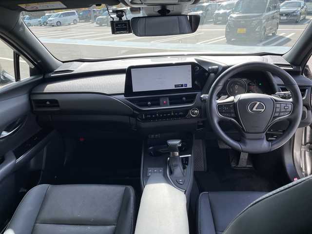 レクサス ＵＸ 250h バージョンL 愛知県 2023(令5)年 2万km ソニックチタニウム レクサスセーフティセンス/純正12.3型ディスプレイオーディオナビ/三眼LEDヘッドライト/全方位カメラ/本革レザー/レーダークルーズコントロール/シートヒーター/エアシート/バックカメラ/電動リアゲート/パワーシート/コーナーセンサー/純正アルミホイール/ETC2.0/ブラインドスポットモニター/ステアリングヒーター/レーンキープアシスト/オートマチックハイビーム/ドライブレコーダー/衝突軽減システム/フルセグ/Bluetooth/ステアリングスイッチ/スマートキー/プッシュスタート