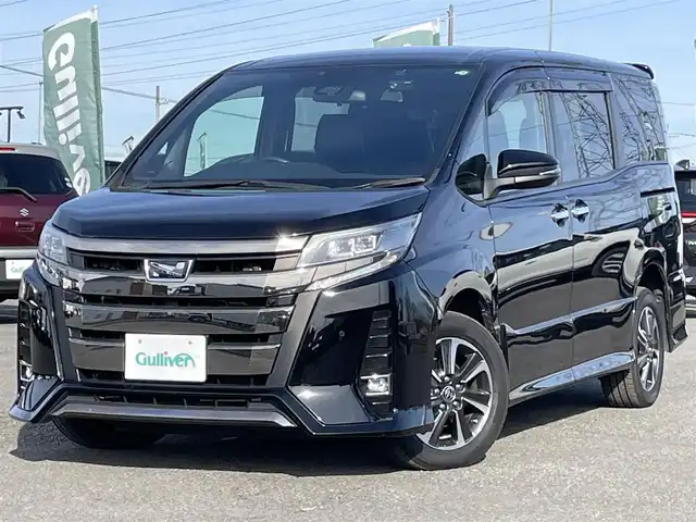 トヨタ ノア Si ダブルバイビーⅡ 道央・札幌 2019(令1)年 6.3万km ブラック ４WD/寒冷地仕様/トヨタセーフティセンス/社外メモリーナビ/CD/DVD/BT/フルセグ/プリクラッシュセーフティ/横滑り防止装置/クルーズコントロール/レーンキープアシスト/クリアランスソナー/バックカメラ/ビルトインETC/ドライブレコーダー/アイドリングストップ/ECOMODE/ワイパーデアイサー/両側パワースライドドア/ハーフレザーシート/革巻きステアリング/ステアリングリモコン/MTモード付AT/プッシュスタート/スマートキー/LEDヘッドライト/オートライト/オートハイビーム/フォグランプ/電動格納ミラー/ウィンカーミラー/純正フロアマット/ドアバイザー/社外AW付冬タイヤ積込/195/65/R15/2019年/山2mm