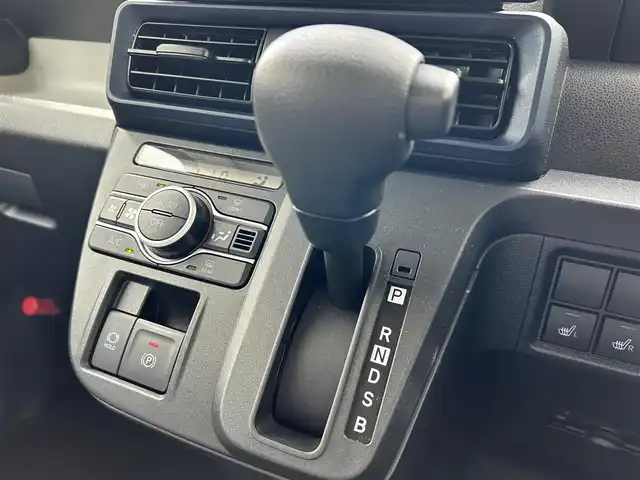 ダイハツ タント X 滋賀県 2023(令5)年 4.7万km シャイニングホワイトパール ガソリン/2WD(FF)/CVT/片側パワースライド/9インチ純正ディスプレイオーディオ/(FM/AM/フルセグ/Bluetooth/HDMI)/バックカメラ/ETC/スマートアシスト/・プリクラッシュブレーキアシスト	/・踏み間違い防止アシスト	/・レーンキープアシスト	/・標識検知機能	/運転席・助手席シートヒーター/アイドリングストップ/電動格納ミラー/電動パーキング/ブレーキホールド/ステアリングスイッチ/オートライト/LEDヘッドライト/ヘッドライトライトレベリング/フルオートエアコン/スマートキー/スペアキー/純正フロアマット