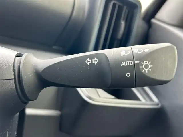 ダイハツ タント X 滋賀県 2023(令5)年 4.7万km シャイニングホワイトパール ガソリン/2WD(FF)/CVT/片側パワースライド/9インチ純正ディスプレイオーディオ/(FM/AM/フルセグ/Bluetooth/HDMI)/バックカメラ/ETC/スマートアシスト/・プリクラッシュブレーキアシスト	/・踏み間違い防止アシスト	/・レーンキープアシスト	/・標識検知機能	/運転席・助手席シートヒーター/アイドリングストップ/電動格納ミラー/電動パーキング/ブレーキホールド/ステアリングスイッチ/オートライト/LEDヘッドライト/ヘッドライトライトレベリング/フルオートエアコン/スマートキー/スペアキー/純正フロアマット