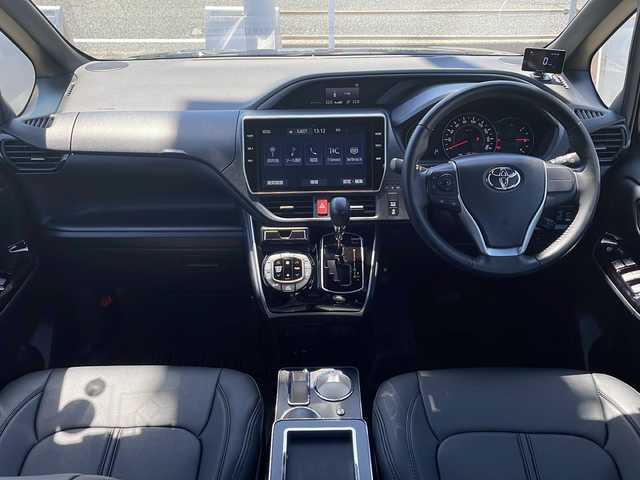 トヨタ ヴォクシー ZS 煌Ⅲ 山口県 2021(令3)年 4.6万km ブラック ワンオーナー/4WD/TRDエアロ/WedsSportsアルミホイール/10インチ純正ナビ/　(フルセグTV/AM/FM/CD/DVD/BT)/バックカメラ/前後ドライブレコーダー/ステアリングスイッチ/寒冷地仕様/Toyota Safety Sense/クルーズコントロール/アイドリングストップ/オートハイビーム/両側パワースライドドア/ETC/前後ドライブレコーダー/クラッツィオシートカバー/純正AW付冬タイヤ積込/スターター付スマートキー/スペアキー