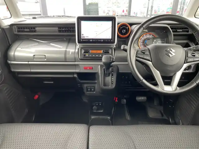 スズキ スペーシア ギア HYBRID XZ 千葉県 2021(令3)年 1.6万km クールカーキパールメタリック/ガンメタリック2トーン 社外8インチメモリナビ/(AM/FM/CD/DVD/SD/フルセグ/Bluetooth)/バックカメラ/衝突被害軽減システム/車線逸脱警報/クルーズコントロール/両側パワースライドドア/横滑り防止装置/ETC/アイドリングストップ/LEDヘッドライト/フォグランプ/オートライト/ウィンカーミラー/電動格納ミラー/純正14インチAW/シートヒーター/シートリフター/禁煙車/プッシュスタート/スマートキー/フロアマット