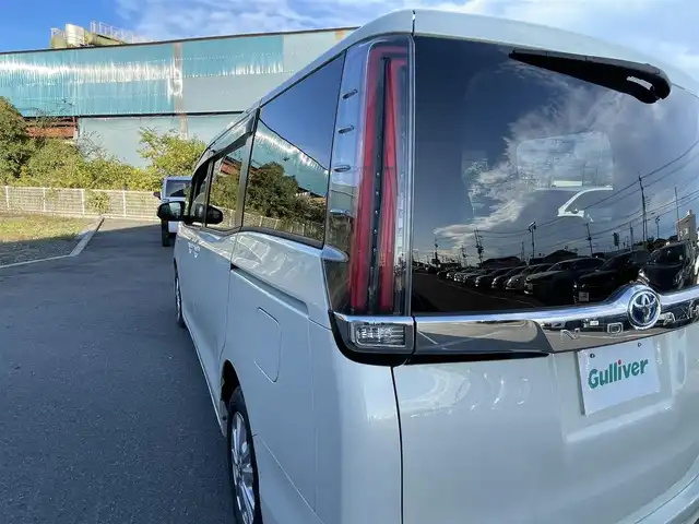 トヨタ ノア ハイブリッド X 茨城県 2017(平29)年 6.3万km ラグジュアリーホワイトパールクリスタルシャインガラスフレーク /トヨタセーフティセンス//フリップダウンモニター//純正ナビ/　　FM/AM/BT/フルセグTV//バックカメラ//クルーズコントロール//片側電動ドア//LEDヘッドライト//オートライト//純正アルミホイール//ETC//スマートキー