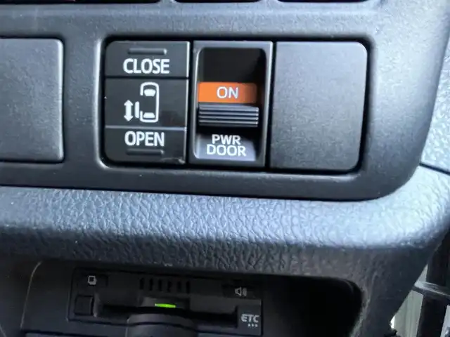 トヨタ ノア ハイブリッド X 茨城県 2017(平29)年 6.3万km ラグジュアリーホワイトパールクリスタルシャインガラスフレーク /トヨタセーフティセンス//フリップダウンモニター//純正ナビ/　　FM/AM/BT/フルセグTV//バックカメラ//クルーズコントロール//片側電動ドア//LEDヘッドライト//オートライト//純正アルミホイール//ETC//スマートキー