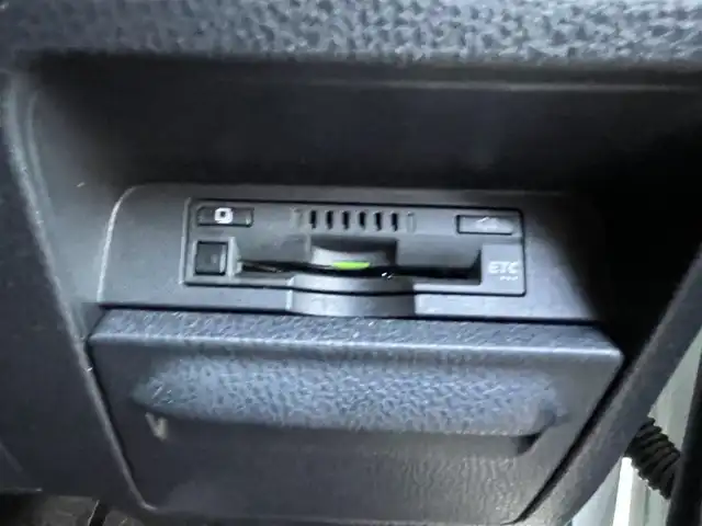 トヨタ ノア ハイブリッド X 茨城県 2017(平29)年 6.3万km ラグジュアリーホワイトパールクリスタルシャインガラスフレーク /トヨタセーフティセンス//フリップダウンモニター//純正ナビ/　　FM/AM/BT/フルセグTV//バックカメラ//クルーズコントロール//片側電動ドア//LEDヘッドライト//オートライト//純正アルミホイール//ETC//スマートキー