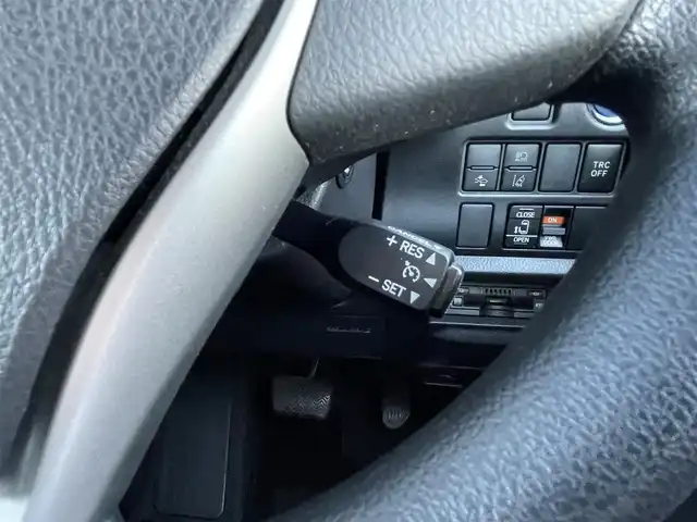 トヨタ ノア ハイブリッド X 茨城県 2017(平29)年 6.3万km ラグジュアリーホワイトパールクリスタルシャインガラスフレーク /トヨタセーフティセンス//フリップダウンモニター//純正ナビ/　　FM/AM/BT/フルセグTV//バックカメラ//クルーズコントロール//片側電動ドア//LEDヘッドライト//オートライト//純正アルミホイール//ETC//スマートキー