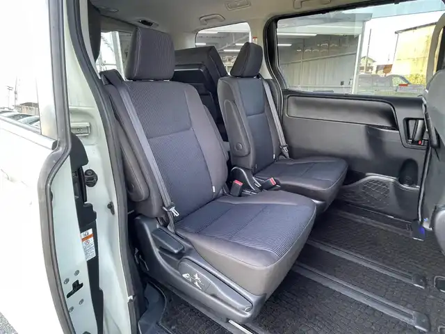 トヨタ ノア ハイブリッド X 茨城県 2017(平29)年 6.3万km ラグジュアリーホワイトパールクリスタルシャインガラスフレーク /トヨタセーフティセンス//フリップダウンモニター//純正ナビ/　　FM/AM/BT/フルセグTV//バックカメラ//クルーズコントロール//片側電動ドア//LEDヘッドライト//オートライト//純正アルミホイール//ETC//スマートキー