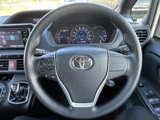 トヨタ ノア ハイブリッド X 茨城県 2017(平29)年 6.3万km ラグジュアリーホワイトパールクリスタルシャインガラスフレーク /トヨタセーフティセンス//フリップダウンモニター//純正ナビ/　　FM/AM/BT/フルセグTV//バックカメラ//クルーズコントロール//片側電動ドア//LEDヘッドライト//オートライト//純正アルミホイール//ETC//スマートキー