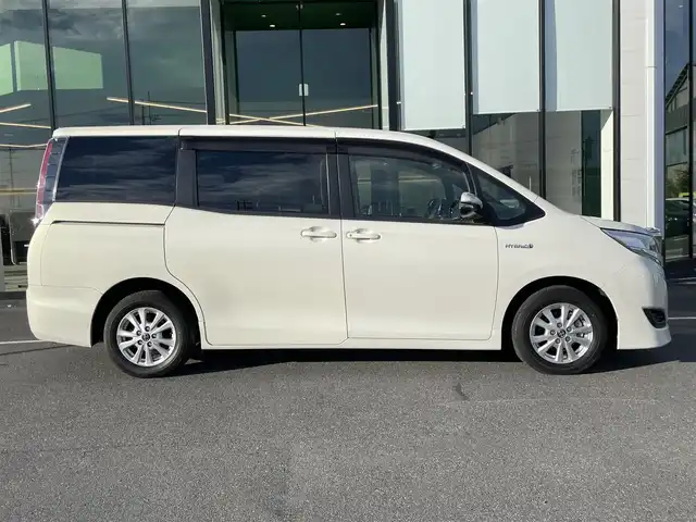 トヨタ ノア ハイブリッド X 茨城県 2017(平29)年 6.3万km ラグジュアリーホワイトパールクリスタルシャインガラスフレーク /トヨタセーフティセンス//フリップダウンモニター//純正ナビ/　　FM/AM/BT/フルセグTV//バックカメラ//クルーズコントロール//片側電動ドア//LEDヘッドライト//オートライト//純正アルミホイール//ETC//スマートキー