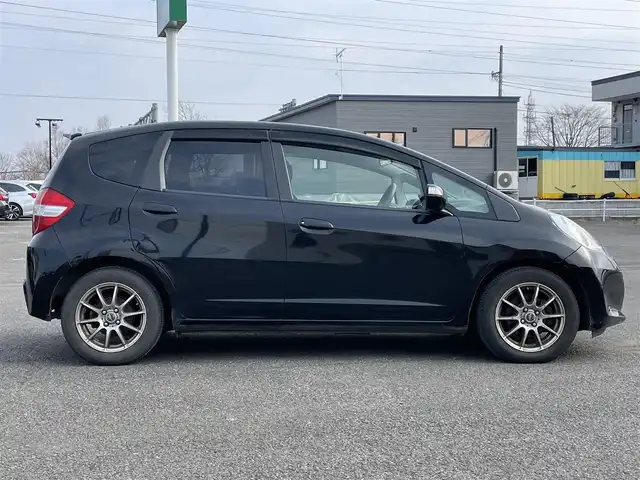 ホンダ フィット G スマートセレ ファインスタイル 道央・札幌 2013(平25)年 8.8万km クリスタルブラックパール ワンオーナー/社外メモリーナビ/AM/FM/CD/SD/ワンセグ/横滑り防止装置/ビルトインETC/ワイパーデアイサー/ステアリングリモコン/スマートキー/キセノンヘッドライト/オートライト/電動格納ミラー/ヒーテッドドアミラー/ウィンカーミラー/純正フロアマット/ドアバイザー/ECON