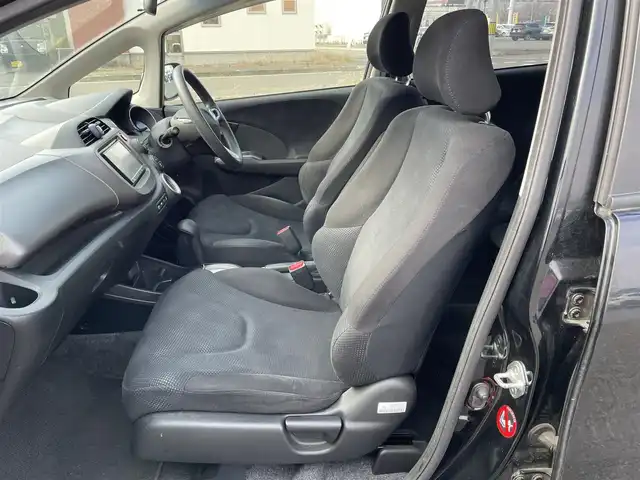 ホンダ フィット G スマートセレ ファインスタイル 道央・札幌 2013(平25)年 8.8万km クリスタルブラックパール ワンオーナー/社外メモリーナビ/AM/FM/CD/SD/ワンセグ/横滑り防止装置/ビルトインETC/ワイパーデアイサー/ステアリングリモコン/スマートキー/キセノンヘッドライト/オートライト/電動格納ミラー/ヒーテッドドアミラー/ウィンカーミラー/純正フロアマット/ドアバイザー/ECON