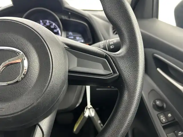 マツダ マツダ２ 15S 千葉県 2019(令1)年 3.9万km エターナルブルーマイカ 禁煙車/スマートシティーブレーキサポート/・ブラインドスポットモニター/・車線逸脱警報システム/・パーキングセンサー/・360度カメラ/純正７インチメモリナビ/・CD/DVD/USB/Bluetooth/フルセグTV/・ビルトインETC/MT付きAT/純正フロアマット/社外１５インチAW/オートライト/・LEDヘッドライト/スマートキー&プッシュスタート