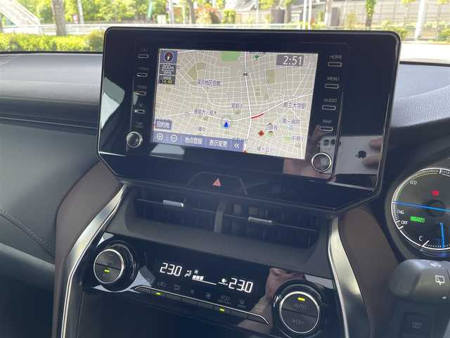 トヨタ ハリアー ハイブリッド G 東京都 2021(令3)年 1.6万km ホワイトパールクリスタルシャイン セーフティセンス（衝突回避支援パッケージ）詳細は検査員記入欄参照/ワンオーナー/保証書・取説・ナビ取説・スマートキー×2/ドライブモードセレクト/デジタルインナーミラー/革巻きステアリング・電動チルト・ステアリングスイッチ/黒ハーフレザーシート・運転席パワーシート/純正８インチディスプレイナビ/フルセグTV・AUX/BT/USB/SDL/AppleCarPlay/AndroidAuto/バックカメラ/インテリジェントクリアランスソナー/純正ビルトインETC/純正１８インチアルミ/パワーバックドア（イージークロージャー）/プロジェクター式ェデェッドライト・デイタイムランニングランプ・LEDフォグ・オートライト/電動パーキングブレーキ/AUTOHOLD/後席充電用USB×２/ウィンカーミラー/オートワイパー/フロアマット・ドアバイザー