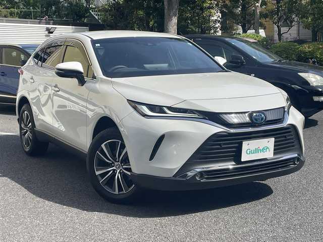 トヨタ ハリアー ハイブリッド G 東京都 2021(令3)年 1.6万km ホワイトパールクリスタルシャイン セーフティセンス（衝突回避支援パッケージ）詳細は検査員記入欄参照/ワンオーナー/保証書・取説・ナビ取説・スマートキー×2/ドライブモードセレクト/デジタルインナーミラー/革巻きステアリング・電動チルト・ステアリングスイッチ/黒ハーフレザーシート・運転席パワーシート/純正８インチディスプレイナビ/フルセグTV・AUX/BT/USB/SDL/AppleCarPlay/AndroidAuto/バックカメラ/インテリジェントクリアランスソナー/純正ビルトインETC/純正１８インチアルミ/パワーバックドア（イージークロージャー）/プロジェクター式ェデェッドライト・デイタイムランニングランプ・LEDフォグ・オートライト/電動パーキングブレーキ/AUTOHOLD/後席充電用USB×２/ウィンカーミラー/オートワイパー/フロアマット・ドアバイザー