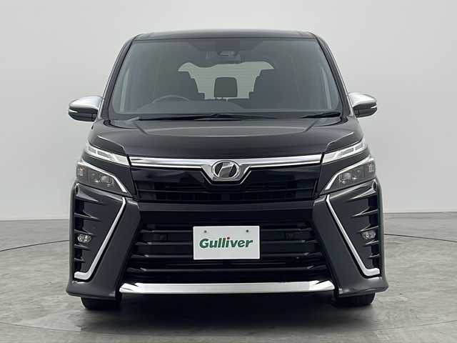 トヨタ ヴォクシー ZS 煌Ⅱ 三重県 2020(令2)年 2.5万km ブラック 禁煙車/トヨタセーフティセンス/・プリクラッシュセーフティ/・レーンディパーチャーアラート　/・オートマチックハイビーム/・先行車発進告知/クリアランスソナー/アルパイン９型ナビ/・フルセグTV/CD/DVD/Bluetooth/SD音楽録音/HDMI/USB/バックカメラ/両側パワースライドドア/革巻きステアリング/ＬＥＤヘッドライト/フォグランプ/ＥＴＣ/ドアバイザー/純正16インチアルミホイール/Wエアバック