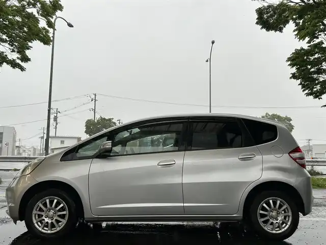 ホンダ フィット G 宮城県 2010(平22)年 8.7万km アラバスターシルバーメタリック ワンオーナー/オーディオ再生(CD/AUX/AM・FM)/純正フロアマット/社外アルミホイール14インチ