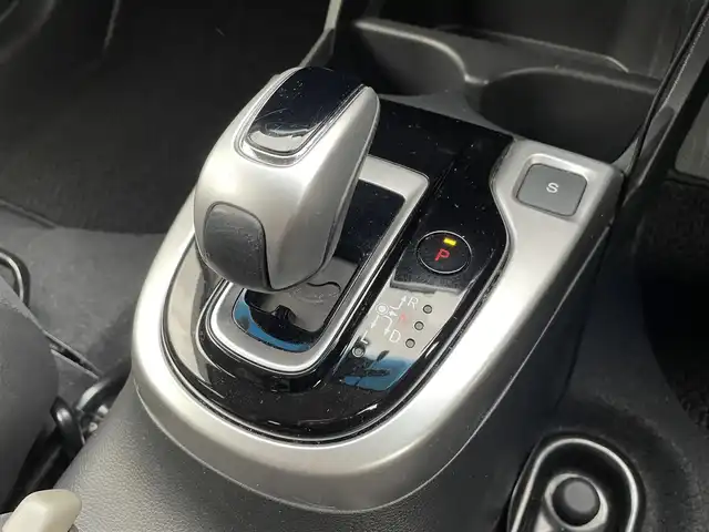 ホンダ フィット ハイブリット L ホンダセンシング 道央・札幌 2018(平30)年 4.6万km プラチナホワイトパール 登録時走行距離46031km/ワンオーナー/　４　W　D　/ホンダセンシング/寒冷地仕様/社外メモリナビ（CD/DVD/FM/AM/SD/BT)/フルセグ（走行中視聴可能）/バックカメラ/ウィンカーミラー/クルーズコントロール（追従走行あり）/ドアバイザー/プッシュスタート/ビルトインETC/スペアキー×１/純正エンジンスターター/USB入力端子/ドライブレコーダー（前方）/ハーフレザーシート/純正フロアマット/横滑り防止装置/盗難防止装置/衝突軽減ブレーキ/レーンキープアシスト/オートライト/フォグランプ/フロントデアイサースイッチ/ECONスイッチ/電動格納ミラー/バニティミラー/ワイパー間欠時間コントローラー/Sモードスイッチ/積込冬タイヤ（純正WCP/185/60/R15/18年製/溝4mm）