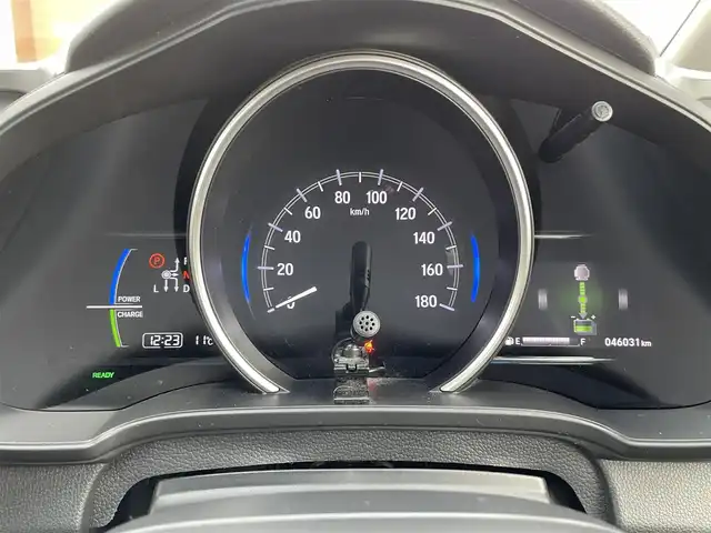 ホンダ フィット ハイブリット L ホンダセンシング 道央・札幌 2018(平30)年 4.6万km プラチナホワイトパール 登録時走行距離46031km/ワンオーナー/　４　W　D　/ホンダセンシング/寒冷地仕様/社外メモリナビ（CD/DVD/FM/AM/SD/BT)/フルセグ（走行中視聴可能）/バックカメラ/ウィンカーミラー/クルーズコントロール（追従走行あり）/ドアバイザー/プッシュスタート/ビルトインETC/スペアキー×１/純正エンジンスターター/USB入力端子/ドライブレコーダー（前方）/ハーフレザーシート/純正フロアマット/横滑り防止装置/盗難防止装置/衝突軽減ブレーキ/レーンキープアシスト/オートライト/フォグランプ/フロントデアイサースイッチ/ECONスイッチ/電動格納ミラー/バニティミラー/ワイパー間欠時間コントローラー/Sモードスイッチ/積込冬タイヤ（純正WCP/185/60/R15/18年製/溝4mm）