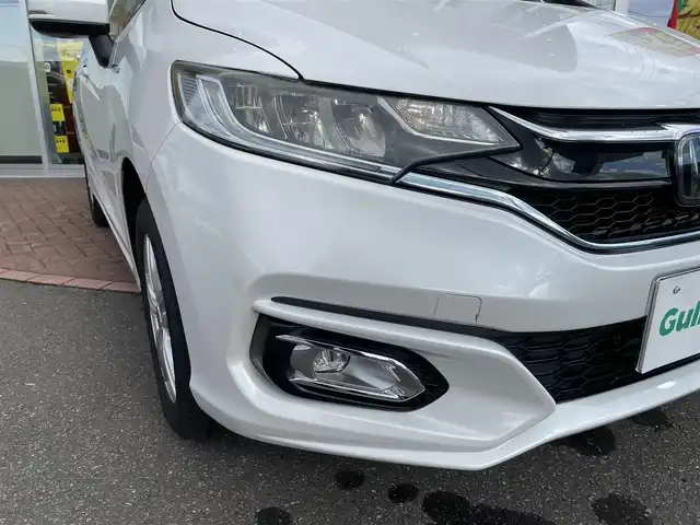 ホンダ フィット ハイブリット L ホンダセンシング 道央・札幌 2018(平30)年 4.6万km プラチナホワイトパール 登録時走行距離46031km/ワンオーナー/　４　W　D　/ホンダセンシング/寒冷地仕様/社外メモリナビ（CD/DVD/FM/AM/SD/BT)/フルセグ（走行中視聴可能）/バックカメラ/ウィンカーミラー/クルーズコントロール（追従走行あり）/ドアバイザー/プッシュスタート/ビルトインETC/スペアキー×１/純正エンジンスターター/USB入力端子/ドライブレコーダー（前方）/ハーフレザーシート/純正フロアマット/横滑り防止装置/盗難防止装置/衝突軽減ブレーキ/レーンキープアシスト/オートライト/フォグランプ/フロントデアイサースイッチ/ECONスイッチ/電動格納ミラー/バニティミラー/ワイパー間欠時間コントローラー/Sモードスイッチ/積込冬タイヤ（純正WCP/185/60/R15/18年製/溝4mm）