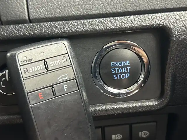 トヨタ ランドクルーザー プラド TX Lパッケージ ブラックED 愛知県 2021(令3)年 5.9万km グレーメタリック ブラックパッケージ/・漆黒メッキフロントグリル/・ピアノブラック加飾LEDフォグランプ/・漆黒メッキバックドアガーニッシュ/・ピアノブラックルーフレール/・ブラック塗装18インチアルミホイール/・ブラック革シート/・ブラックシフトパネル/純正9インチSDナビ/（Bluetooth/フルセグ/バックカメラ/DVD/SD録音）/ビルトインETC/バグガード/セーフティセンス/・プリクラッシュセーフティ/・レーンディパーチャーアラート/・オートマチックハイビーム/・レーダークルーズコントロール/・ロードサインアシスト/トラクションコントロール/ヒルスタートアシスト/LEDヘッドランプ/革巻きステアリング/前席パワーシート/前席快適温熱シート/トノカバー/スマートキー/プッシュスタート