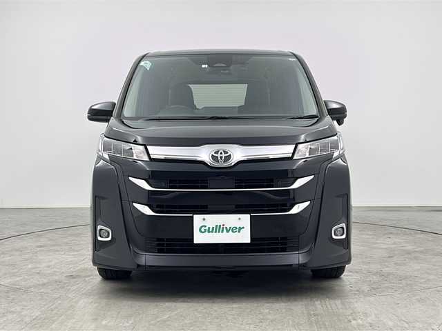 トヨタ ノア Z 三重県 2022(令4)年 4.1万km アティチュードブラックマイカ 禁煙車/快適利便パッケージHigh/・２列目シートヒーター/・オットマン/・パワーバックドア/・ナノイーX/クリアランスソナー/HUD/トヨタセーフティセンス/・プリクラッシュセーフティ/・LTA/・オートマチックハイビーム/・ロードサインアシスト/・レーダークルーズコントロール/・先行車発進告知/デジタルインナーミラー/純正10.5型ナビ/・フルセグ/CD/DVD/HDMI/USB/Bluetooth/純正14インチフリップダウンモニター（V14T-R72R）/バックカメラ/ハンズフリー両側パワースライドドア/革巻きステアリング/ETC2.0/スペアタイヤ/ドアバイザー/純正16インチアルミホイール/W+サイド+カーテンエアバック