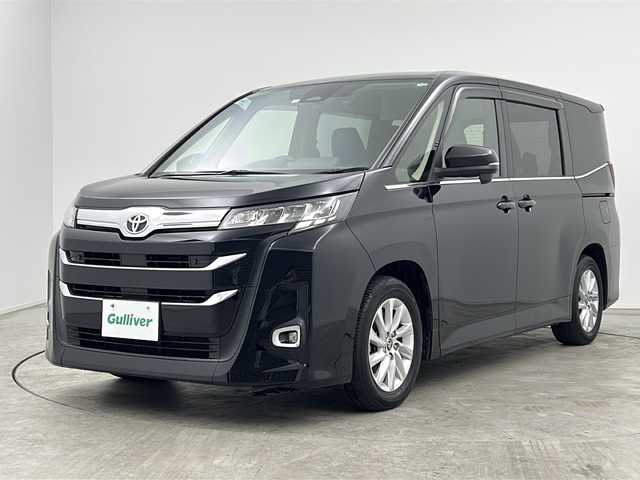 トヨタ ノア Z 三重県 2022(令4)年 4.1万km アティチュードブラックマイカ 禁煙車/快適利便パッケージHigh/・２列目シートヒーター/・オットマン/・パワーバックドア/・ナノイーX/クリアランスソナー/HUD/トヨタセーフティセンス/・プリクラッシュセーフティ/・LTA/・オートマチックハイビーム/・ロードサインアシスト/・レーダークルーズコントロール/・先行車発進告知/デジタルインナーミラー/純正10.5型ナビ/・フルセグ/CD/DVD/HDMI/USB/Bluetooth/純正14インチフリップダウンモニター（V14T-R72R）/バックカメラ/ハンズフリー両側パワースライドドア/革巻きステアリング/ETC2.0/スペアタイヤ/ドアバイザー/純正16インチアルミホイール/W+サイド+カーテンエアバック
