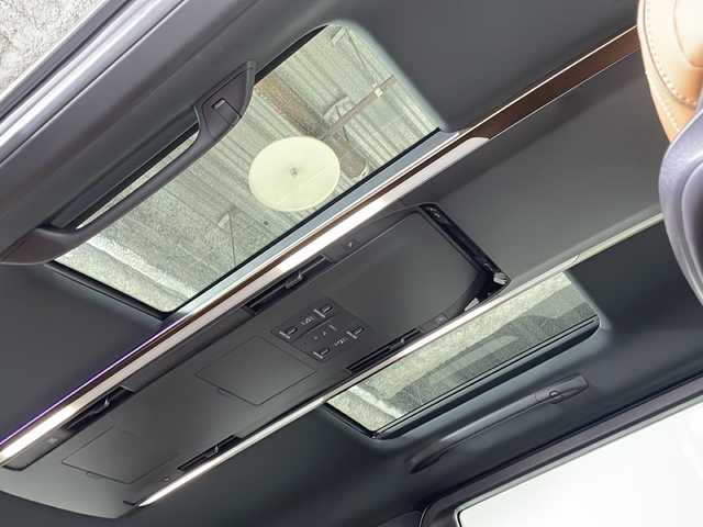 トヨタ ヴェルファイア Z プレミア 広島県 2024(令6)年 0.5万km プラチナホワイトパールマイカ 左右独立型ムーンルーフ/純正14型ディスプレイオーディオ/デジタルインナーミラー/ユニバーサルステップ/パノラミックビューモニター/ナッパレザーシート/パワーシート/シートヒーター/ベンチレーション/パワーオットマン/パワーバックドア/ステアリングヒーター/ブラインドスポットモニター/アドバンストパーク/パーキングサポートブレーキ/セーフティセンス/・プリクラッシュセーフティ/・レーントレーシングアシスト/・レーンディパーチャーアラート/・レーダークルーズコントロール/・アダプティブハイビーム/・プロアクティブドライビングアシスト/・フロントクロストラフィックアラート/・レーンチェンジアシスト/3眼LEDヘッドランプ/純正19インチAW/ETC2.0/ワイヤレス充電/AC100V/100W電源/USB/HDMI入力端子