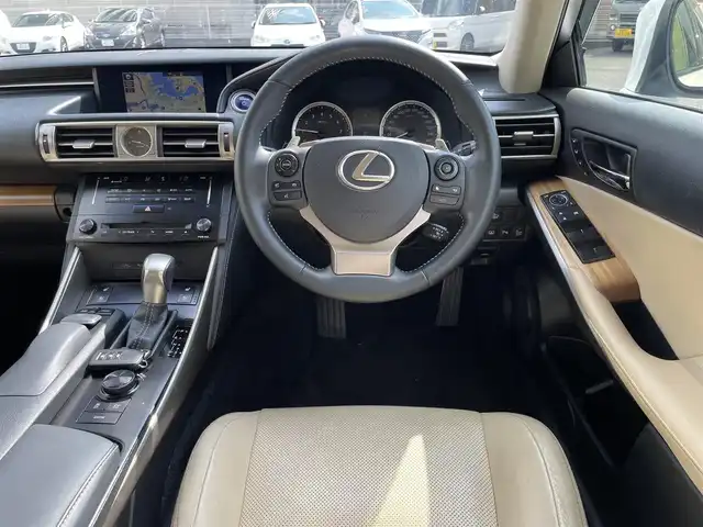 レクサス ＩＳ 300h バージョンL 山形県 2013(平25)年 8.6万km ホワイトパールクリスタルシャイン 純正メーカー8インチナビ/（CD/DVD/Bluetooth/フルセグTV）/衝突被害軽減システム/ドライブレコーダー/シートヒーター「D/N席」/エアシート「D/N席」/パワーシート「D/N席」/メモリーシート「D席」/クルーズコントロール/ブラインドスポットモニター/リアロールサンシェード/スマートキー2個/プッシュスタート/バックカメラ/ETC/コーナーセンサー/LEDヘッドライト/オートライト/純正フロアマット/純正17インチAW/新車時保証書/取扱説明書