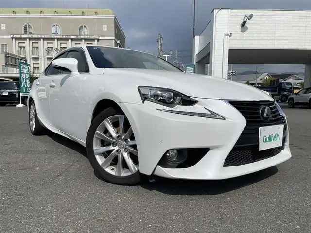 レクサス ＩＳ 300h バージョンL 山形県 2013(平25)年 8.6万km ホワイトパールクリスタルシャイン 純正メーカー8インチナビ/（CD/DVD/Bluetooth/フルセグTV）/衝突被害軽減システム/ドライブレコーダー/シートヒーター「D/N席」/エアシート「D/N席」/パワーシート「D/N席」/メモリーシート「D席」/クルーズコントロール/ブラインドスポットモニター/リアロールサンシェード/スマートキー2個/プッシュスタート/バックカメラ/ETC/コーナーセンサー/LEDヘッドライト/オートライト/純正フロアマット/純正17インチAW/新車時保証書/取扱説明書