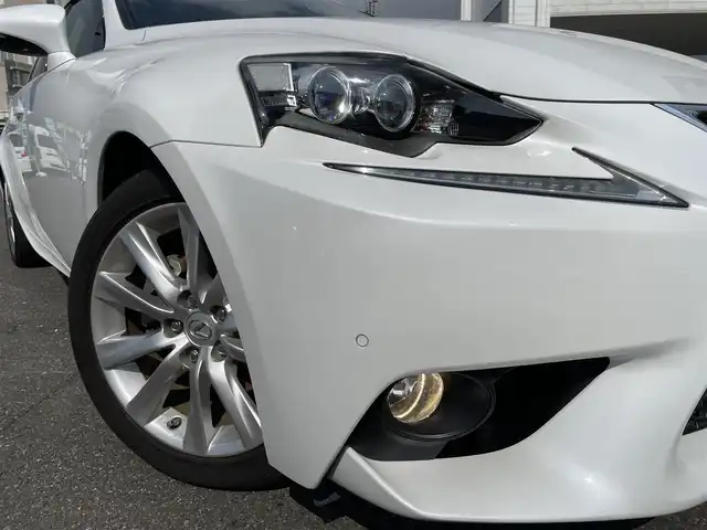 レクサス ＩＳ 300h バージョンL 山形県 2013(平25)年 8.6万km ホワイトパールクリスタルシャイン 純正メーカー8インチナビ/（CD/DVD/Bluetooth/フルセグTV）/衝突被害軽減システム/ドライブレコーダー/シートヒーター「D/N席」/エアシート「D/N席」/パワーシート「D/N席」/メモリーシート「D席」/クルーズコントロール/ブラインドスポットモニター/リアロールサンシェード/スマートキー2個/プッシュスタート/バックカメラ/ETC/コーナーセンサー/LEDヘッドライト/オートライト/純正フロアマット/純正17インチAW/新車時保証書/取扱説明書