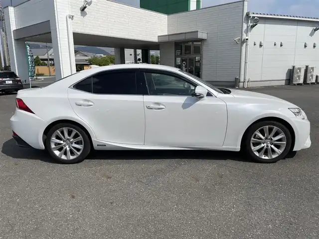 レクサス ＩＳ 300h バージョンL 山形県 2013(平25)年 8.6万km ホワイトパールクリスタルシャイン 純正メーカー8インチナビ/（CD/DVD/Bluetooth/フルセグTV）/衝突被害軽減システム/ドライブレコーダー/シートヒーター「D/N席」/エアシート「D/N席」/パワーシート「D/N席」/メモリーシート「D席」/クルーズコントロール/ブラインドスポットモニター/リアロールサンシェード/スマートキー2個/プッシュスタート/バックカメラ/ETC/コーナーセンサー/LEDヘッドライト/オートライト/純正フロアマット/純正17インチAW/新車時保証書/取扱説明書