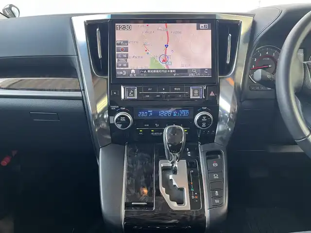 トヨタ アルファード S Aパッケージ 高知県 2019(令1)年 0.7万km ブラック 純正ナビ/　Bluetooth/フルセグ/　CD/DVD/AM/FM/ビルトインETC/両側パワースライドドア/LEDヘッドライト/3列目シート/オットマン/バックカメラ/プッシュスタート/スマートキー/純正18インチアルミホイール/フロアマット/コーナーセンサー/MTモード付AT/オートマチックハイビーム/オートライト/衝突被害軽減システム/盗難防止装置
