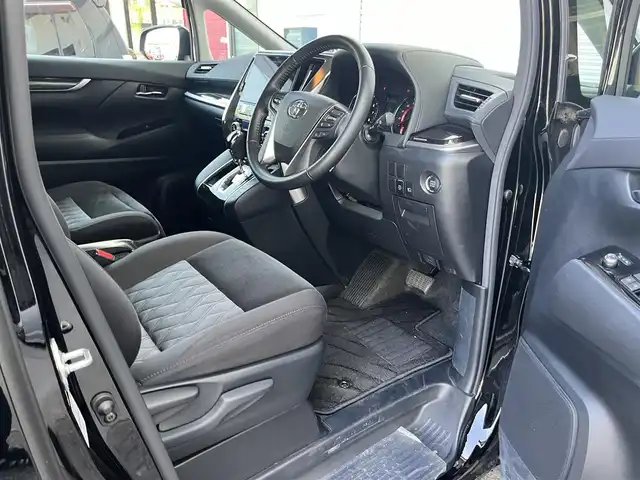トヨタ アルファード S Aパッケージ 高知県 2019(令1)年 0.7万km ブラック 純正ナビ/　Bluetooth/フルセグ/　CD/DVD/AM/FM/ビルトインETC/両側パワースライドドア/LEDヘッドライト/3列目シート/オットマン/バックカメラ/プッシュスタート/スマートキー/純正18インチアルミホイール/フロアマット/コーナーセンサー/MTモード付AT/オートマチックハイビーム/オートライト/衝突被害軽減システム/盗難防止装置