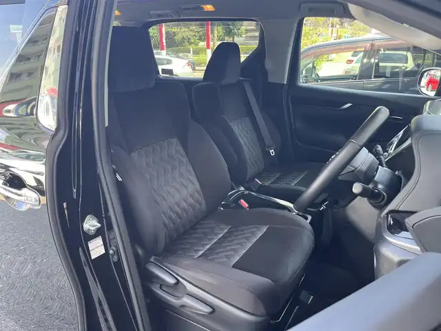 トヨタ アルファード S Aパッケージ 高知県 2019(令1)年 0.7万km ブラック 純正ナビ/　Bluetooth/フルセグ/　CD/DVD/AM/FM/ビルトインETC/両側パワースライドドア/LEDヘッドライト/3列目シート/オットマン/バックカメラ/プッシュスタート/スマートキー/純正18インチアルミホイール/フロアマット/コーナーセンサー/MTモード付AT/オートマチックハイビーム/オートライト/衝突被害軽減システム/盗難防止装置