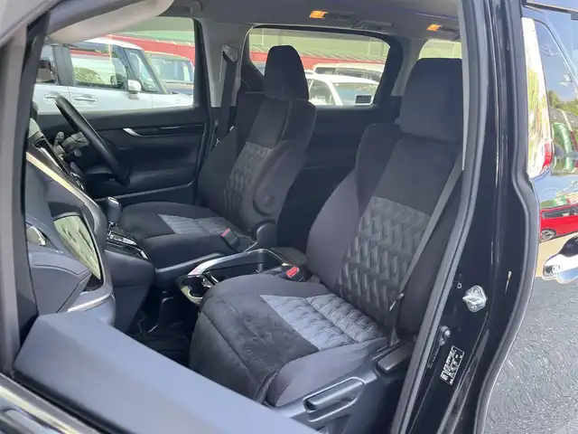 トヨタ アルファード S Aパッケージ 高知県 2019(令1)年 0.7万km ブラック 純正ナビ/　Bluetooth/フルセグ/　CD/DVD/AM/FM/ビルトインETC/両側パワースライドドア/LEDヘッドライト/3列目シート/オットマン/バックカメラ/プッシュスタート/スマートキー/純正18インチアルミホイール/フロアマット/コーナーセンサー/MTモード付AT/オートマチックハイビーム/オートライト/衝突被害軽減システム/盗難防止装置